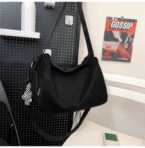 Lässige schwarze Nylon Umhängetasche, leichte, geräumige Reise Sporttasche für Damen.