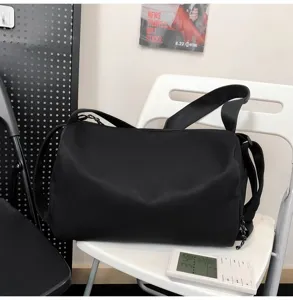 Detailansicht der schwarzen Reisetasche mit großem Fassungsvermögen und schlichtem Design.
