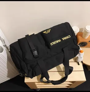 Grosse schwarze Reisetasche mit grossem Fassungsvermoegen fuer Sport und Kurztrips.