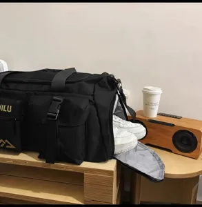 Schwarze Reisetasche mit separatem Schuhfach und langlebigem Stoff fuer Sport und Reisen.
