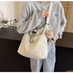 Bolso de lona casual para hombro con cierre de cordón y lindo colgante de peluche.