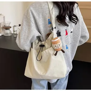Detalle del bolso tote de lona informal para hombro, gran bolso cruzado diario.
