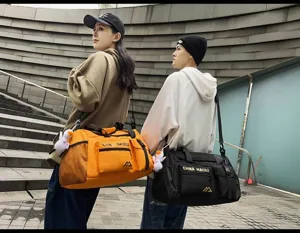 Große Sport Reisetasche für Fitness und Training, leichtes Gepäckstück mit viel Stauraum.