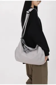 Detailansicht der grauen Reise-Sporttasche mit großem Fassungsvermögen im minimalistischen Design.