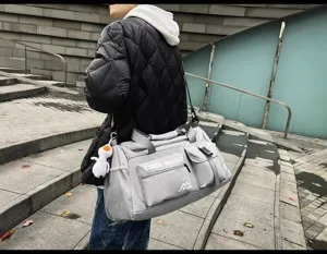 Graue Sportreisetasche mit grossem Fassungsvermögen, Detailansicht der Fitnesstasche.