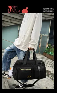 Detailaufnahme der großen schwarzen Reisetasche mit viel Stauraum und praktischen Fächern.