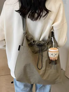 Bolso bandolera informal ligero para mujer gran capacidad tote con bonito colgante de café.