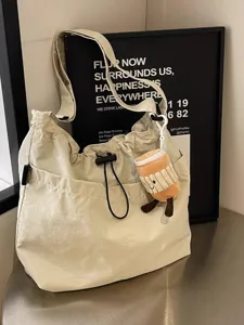 Bolso tote de hombro de lona casual ligero para mujer con cordon y bonito colgante principal