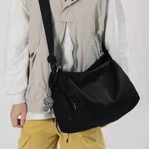 Freizeittasche in Schwarz, große Umhängetasche für Damen und Herren, Hauptansicht Design.