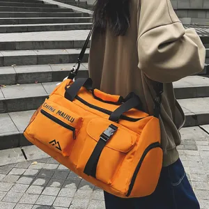 Große Reisetasche für Sport und Fitness, leichtes wasserdichtes Gepäckstück für Damen.