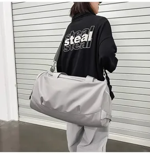 Grand sac de sport gris avec bandoulière pour le fitness, les voyages et une utilisation quotidienne.