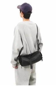 Wasserdichte schwarze zylindrische Sporttasche Detailansicht, ideal für Outdoor-Reisen.