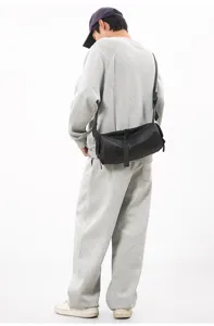 Wasserdichte zylindrische Fitnesstasche Eimer Tasche Umhängetasche vom Model getragen, schwarz.