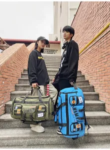 Dettaglio borsa da viaggio esterna con tasche multiple, cinghie resistenti e grande spazio.