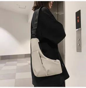 Minimalistική casual τσάντα στήθους για άνδρα και γυναίκα, ελαφριά και πρακτική για ποδηλασία.