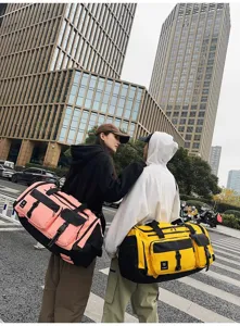 Städtisches Straßenszenen-Detail mit großer Reisetasche mit vielen Taschen für Herren.