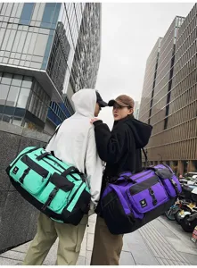 Detailansicht der großen Reise-Duffle-Bag im urbanen Straßenstil von Models getragen.