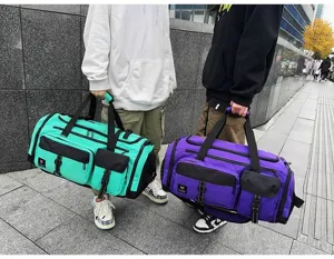 Große Reise-Duffelbag mit vielen Taschen und Schulterriemen im praktischen Outdoor-Einsatz.