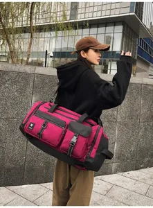 Detailaufnahme der großen Reisetasche mit mehreren Fächern und robustem Material.