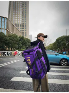 Detailansicht des großen lila Reise-Duffle-Rucksacks mit praktischem Mehrfache-Design.