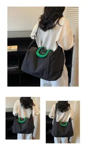 Details du grand sac de voyage avec poignees vertes et bandouliere confortable pour sortir.