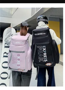Detailansicht des großen Ski-Rucksacks mit viel Stauraum für Ausrüstung, Helm und Skibekleidung.