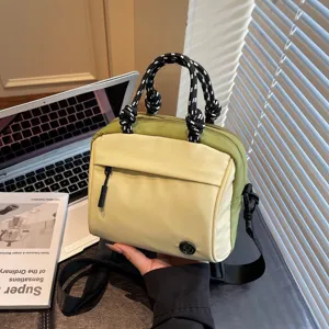 Elegante borsa a tracolla bicolore con manici robusti e scomparti multipli per lavoro.