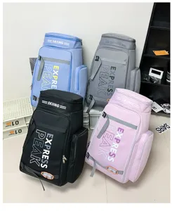 Mehrfarbiges Ski-Rucksack-Detail mit grossem Fassungsvermoegen und praktischen Gurten fuer Ausruestung.
