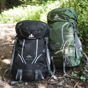 Vue détaillée du sac à dos de randonnée 45L, tissu résistant avec grande capacité.