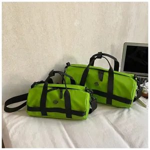 Groene waterdichte cilindrische sporttas, casual yoga fitness schoudertas voor dames.