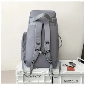 Detailansicht des grauen Outdoor-Rucksacks mit grossem Fassungsvermögen und verstellbaren Gurten.