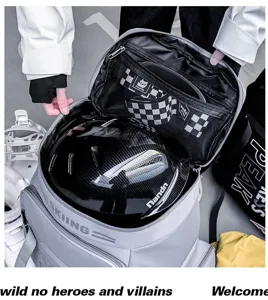 Skirucksack Detail Innenansicht mit Helmaufbewahrung und großem Fassungsvermögen für Ausrüstung.