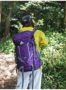Vue détaillée du sac à dos de randonnée avec une grande capacité et des sangles.