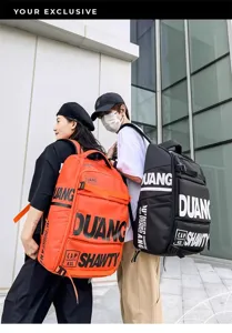 Vue détaillée du grand sac à dos tactique en milieu urbain extérieur avec imprimé stylé.