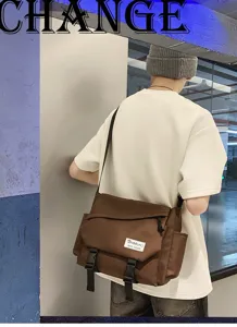 Borsa a tracolla in tela dettaglio vista, grande borsa da spalla stile workwear casual.