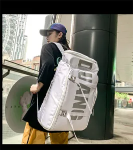 Detailansicht des grossen weissen Reiserucksacks mit auffallendem Buchstabenprint aussen.
