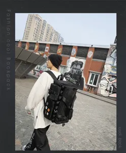 Sac à dos de fitness noir multifonctionnel avec grande capacité et poches multiples.