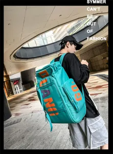 Detailansicht des großen Sport-Gym-Rucksacks in Türkis mit auffälligem Print im Außenbereich.