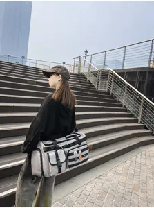 Grand sac de sport multifonctionnel avec poches multiples pour le voyage et l'entraînement.