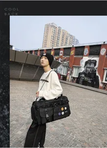 Vue détaillée du grand sac de sport tactique avec sangles durables et multiples poches.