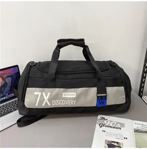 Detailansicht der schwarzen Reisetasche mit auffälligem Frontdruck und stabilen Griffen.