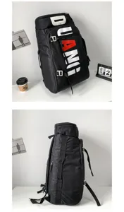 Großer schwarzer Reise-Rucksack mit viel Fassungsvermögen und stilvollem Buchstaben-Druck.