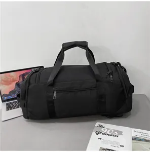 Detailansicht einer schwarzen multifunktionalen wasserdichten Reisetasche auf dem Tisch.