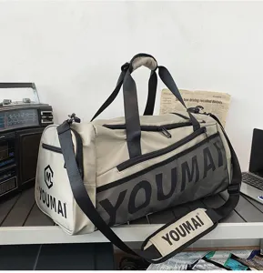 Detailansicht der großen Sport- und Reisetasche mit strapazierfähigem Material und Schultergurt.