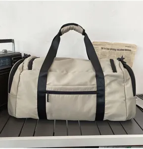 Grosse Reise-Duffelbag mit robusten schwarzen Griffen für den praktischen Ausflug.