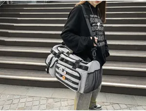 Grand sac de sport pour fitness, entraînement et voyage. Design gris durable avec poches.