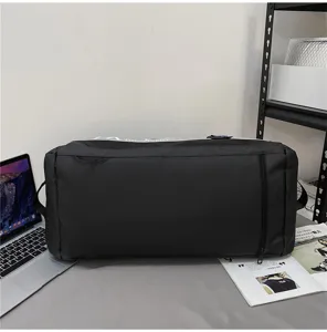 Grosse schwarze wasserdichte Reisetasche und Sporttasche fuer Fitness und Alltag.