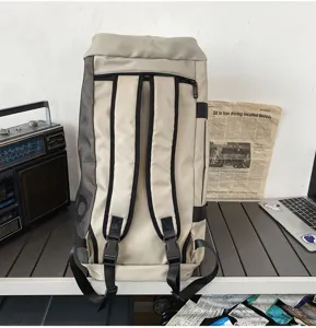 Großer beige Reiserucksack Detailansicht, strapazierfähiges Material mit bequemen Gurten.