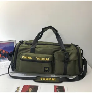 Große grüne Reisetasche, leichte Fitness-Sporttasche mit vielen Taschen und Nassfach Detail.