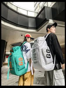Detailansicht des grossen Reise-Rucksacks mit stylischem Buchstaben-Print und Gurten.